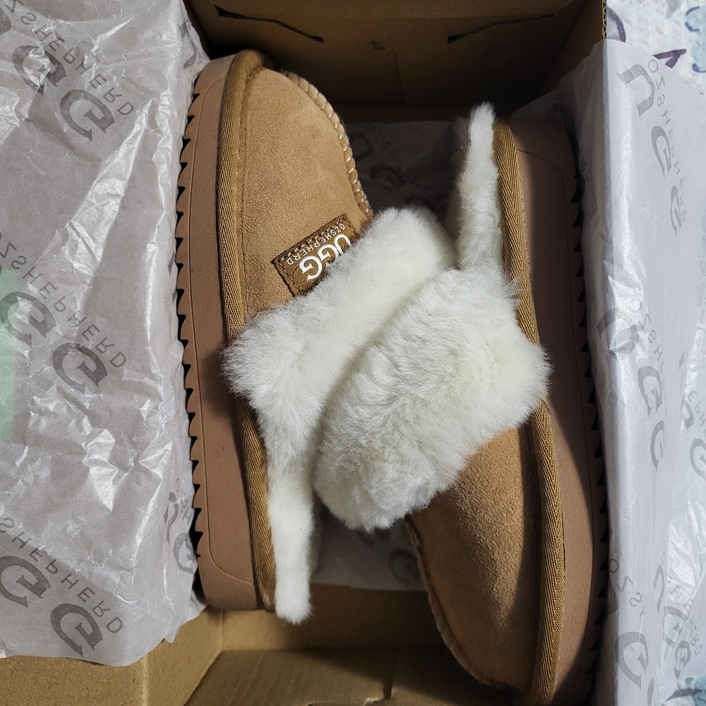 UGG Australia OZSHEPHERD Double Face Sheepskin Girls Slippers (Disquette) - Picture 2 of 11